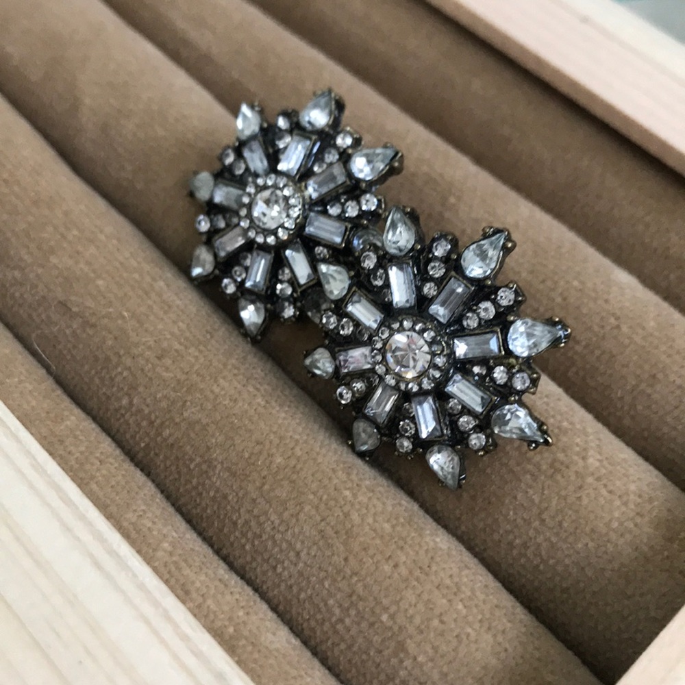 BRAND NEW  Bay leave snowflake earrings